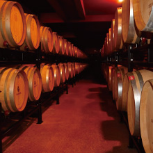 红酒展示图2，展示红酒倒入杯中